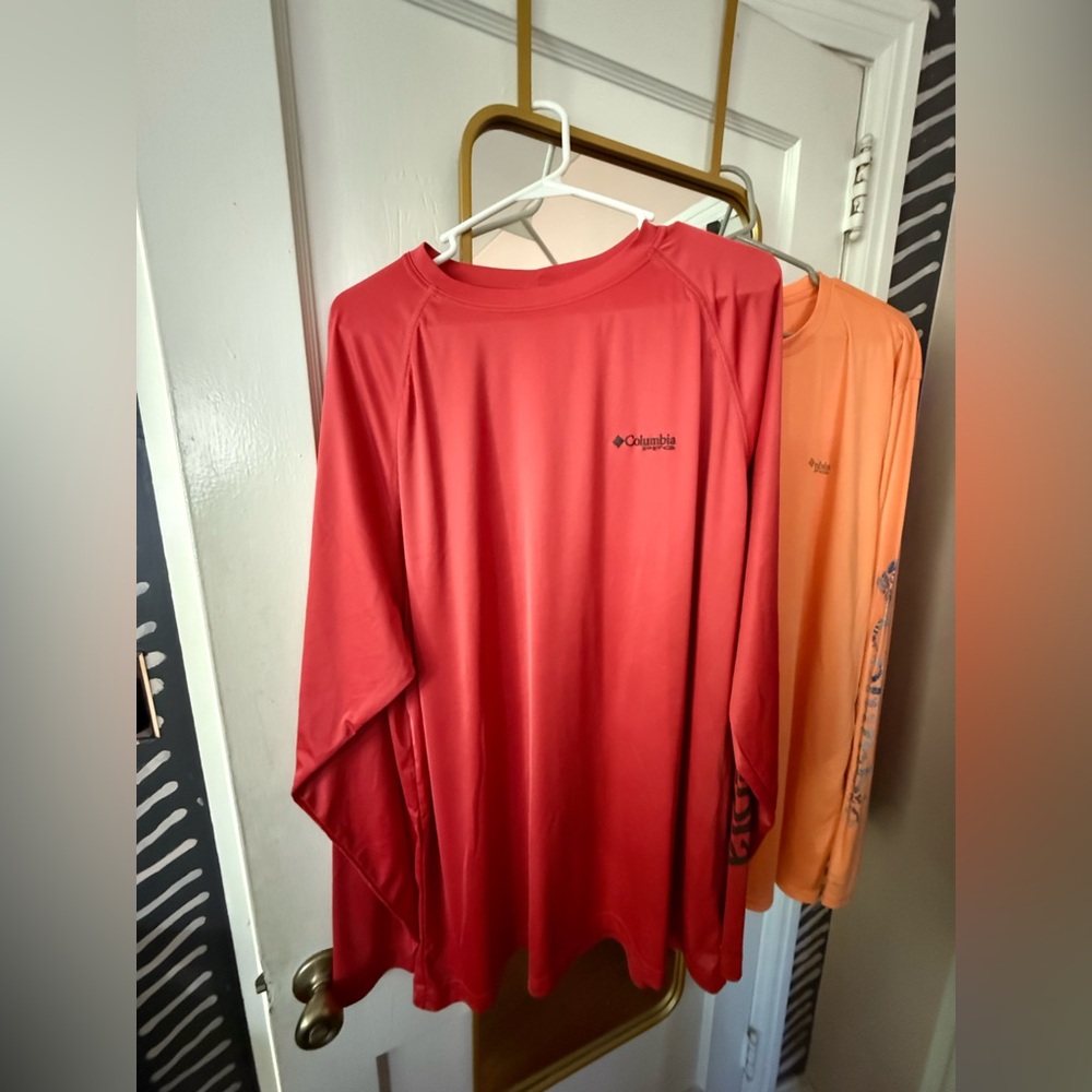 EUC Men’s Columbia Rash Guards - XXL